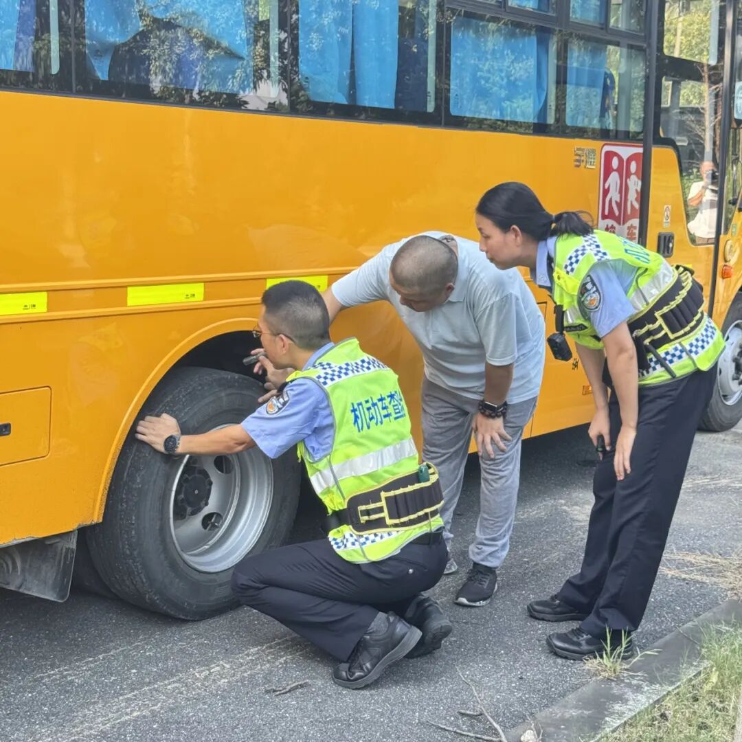 “大鼻子”校車整裝待發,迎接學子平安返校 “大鼻子”校車整裝待發,迎接學子平安返校