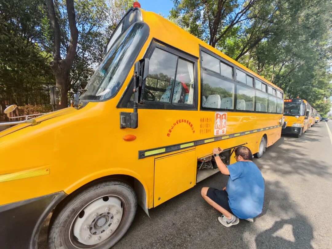 校車就位,安全到位,小紅星貼心守護上學(xué)路 校車就位,安全到位,小紅星貼心守護上學(xué)路