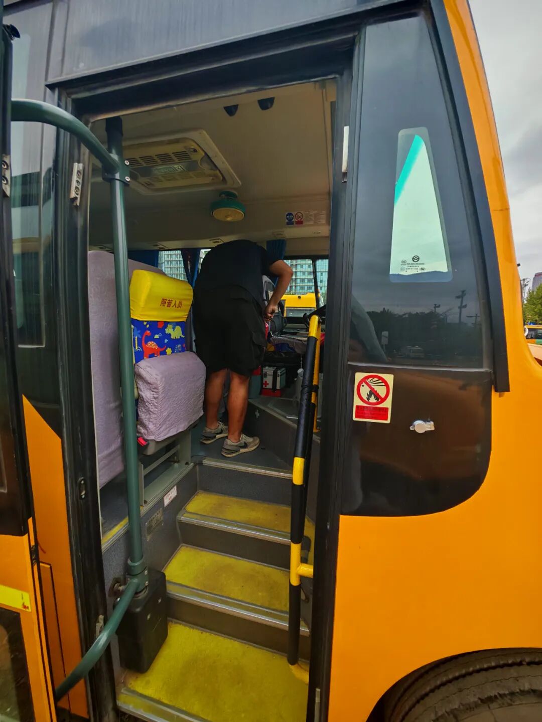 校車就位,安全到位,小紅星貼心守護上學(xué)路 校車就位,安全到位,小紅星貼心守護上學(xué)路