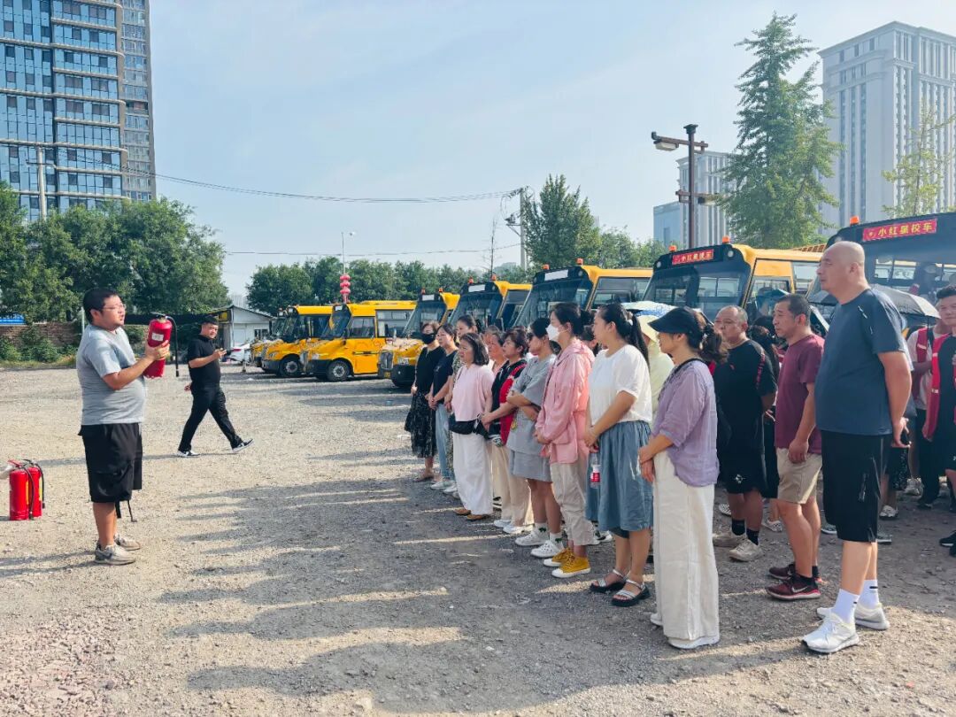 校車就位,安全到位,小紅星貼心守護上學(xué)路 校車就位,安全到位,小紅星貼心守護上學(xué)路