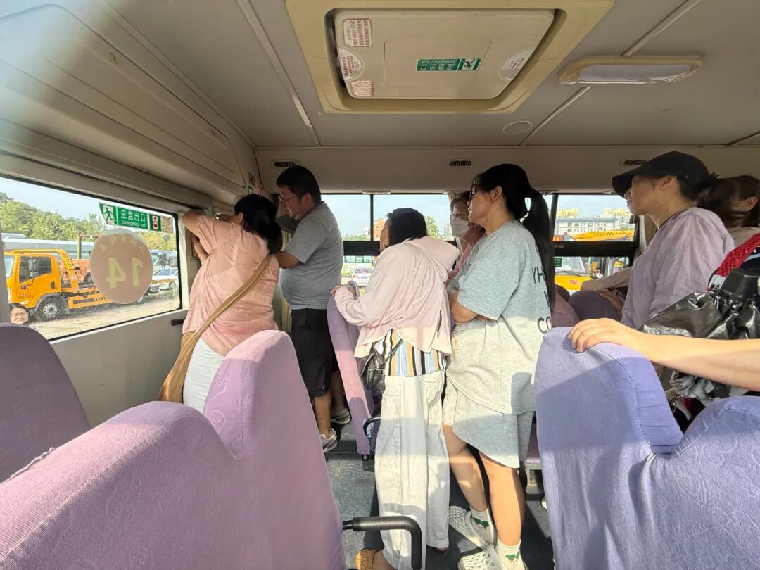 校車就位,安全到位,小紅星貼心守護上學(xué)路 校車就位,安全到位,小紅星貼心守護上學(xué)路