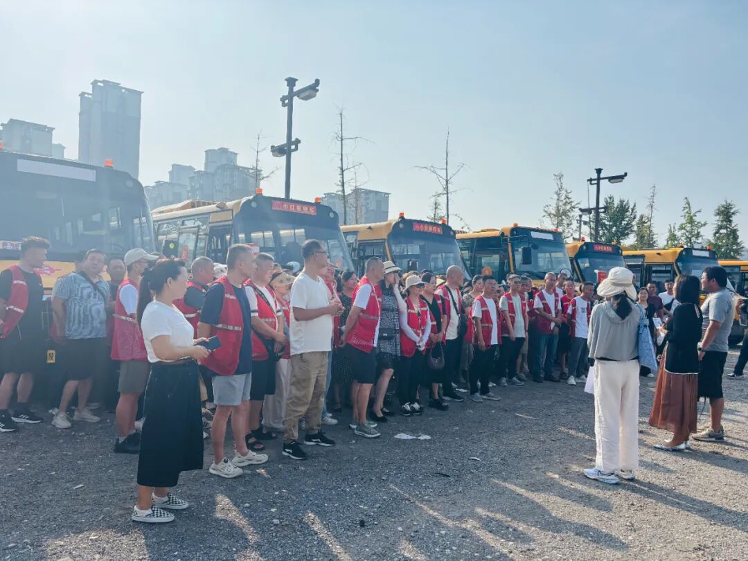 校車就位,安全到位,小紅星貼心守護上學(xué)路 校車就位,安全到位,小紅星貼心守護上學(xué)路