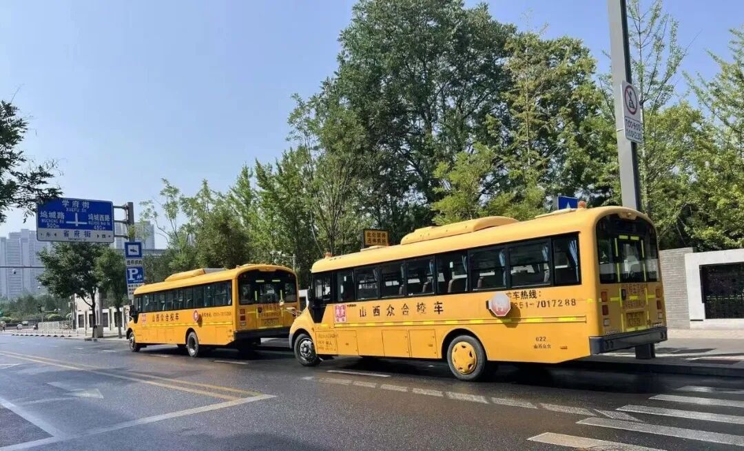 研究所安排專用校車 為職工子女上下學保駕護航 研究所安排專用校車 為職工子女上下學保駕護航