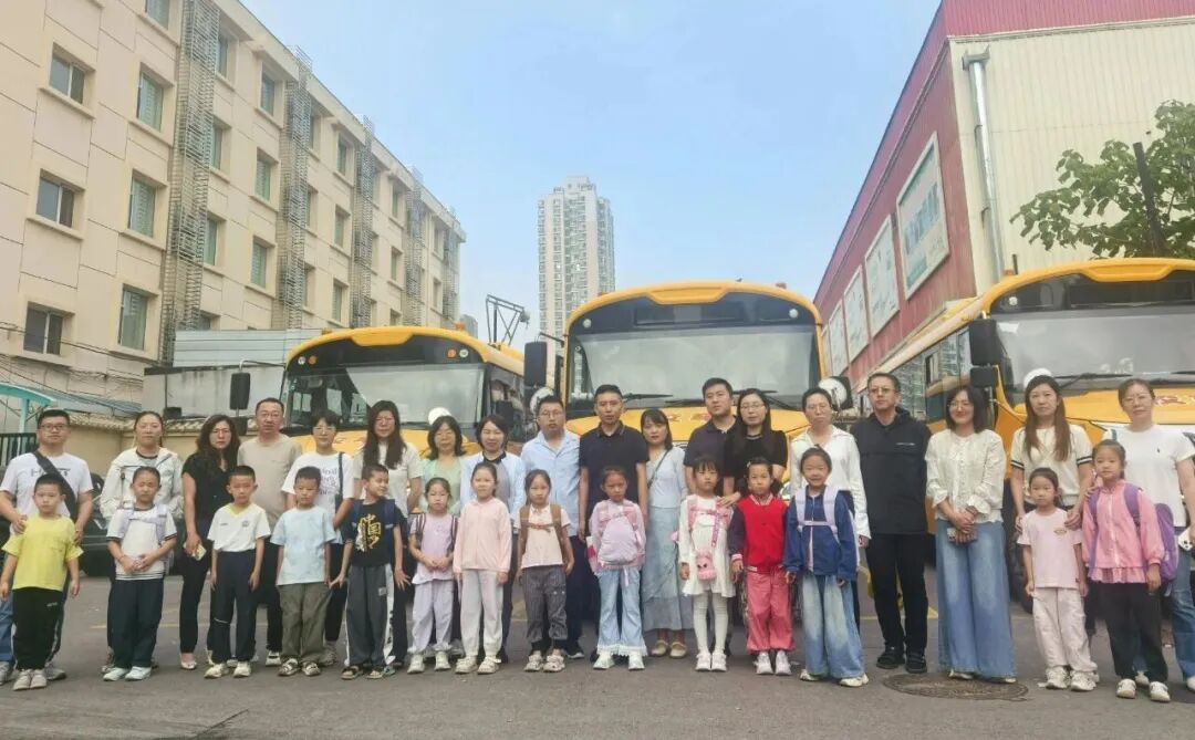 研究所安排專用校車 為職工子女上下學保駕護航 研究所安排專用校車 為職工子女上下學保駕護航