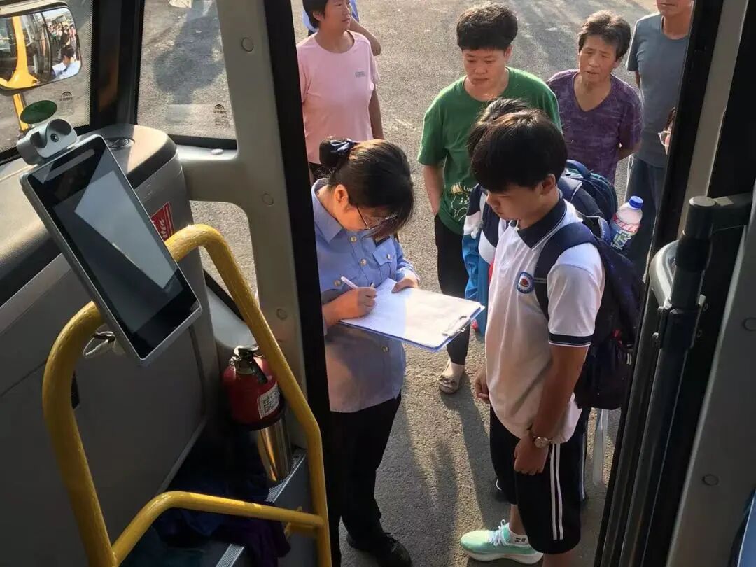 【安全可靠 服務(wù)高效】— 歡迎您乘坐西青校車 【安全可靠 服務(wù)高效】— 歡迎您乘坐西青校車