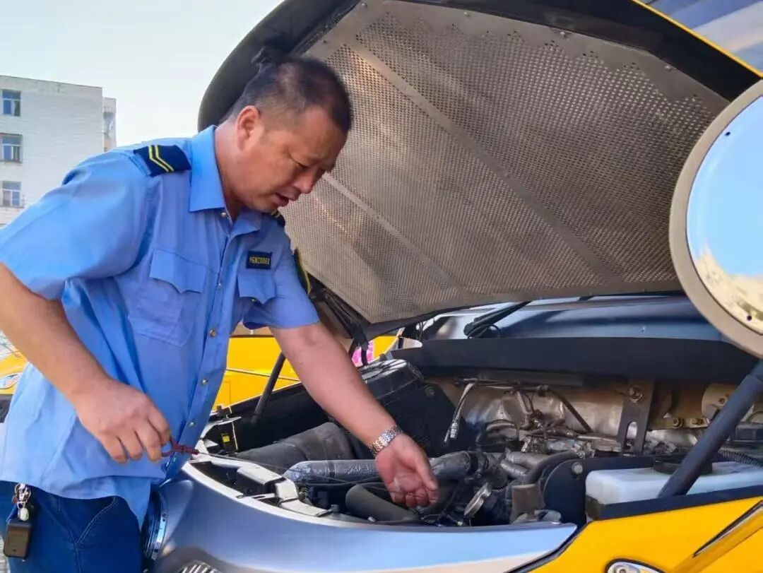 【安全可靠 服務(wù)高效】— 歡迎您乘坐西青校車 【安全可靠 服務(wù)高效】— 歡迎您乘坐西青校車