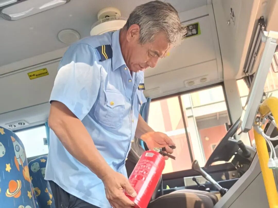 【安全可靠 服務(wù)高效】— 歡迎您乘坐西青校車 【安全可靠 服務(wù)高效】— 歡迎您乘坐西青校車