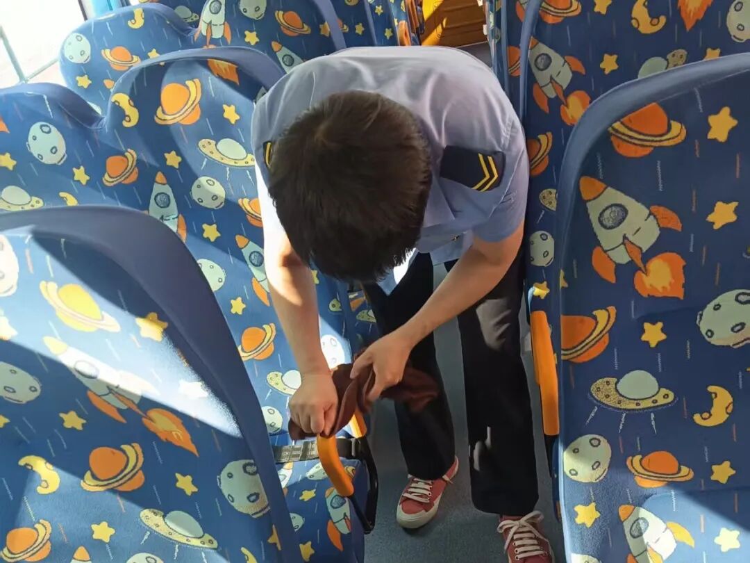 【安全可靠 服務(wù)高效】— 歡迎您乘坐西青校車 【安全可靠 服務(wù)高效】— 歡迎您乘坐西青校車