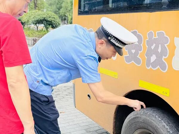 【平安護航2025】洪江市公安局:開展校車安全集中檢查,筑牢學生出行“安全防線” 【平安護航2025】洪江市公安局:開展校車安全集中檢查,筑牢學生出行“安全防線”
