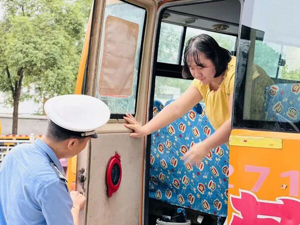 【平安護航2025】洪江市公安局:開展校車安全集中檢查,筑牢學生出行“安全防線” 【平安護航2025】洪江市公安局:開展校車安全集中檢查,筑牢學生出行“安全防線”