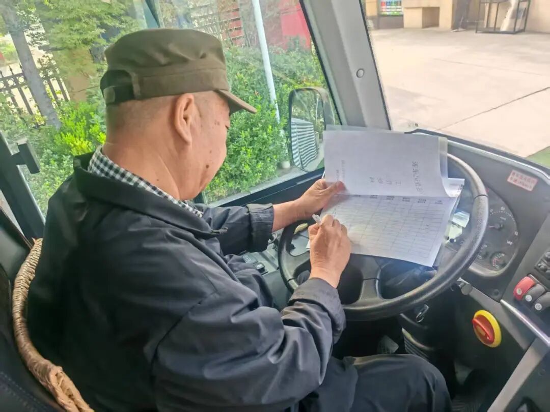 快樂校車 伴你同行——平陰縣玫瑰鎮中心幼兒園和麗景幼兒園校車安全一日工作流程 FA58A01A97D8B2FCB5230C2CB6BD45E1.jpg