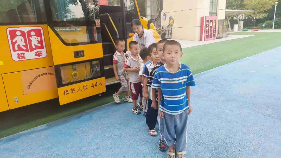 快樂校車 伴你同行——平陰縣玫瑰鎮中心幼兒園和麗景幼兒園校車安全一日工作流程 6077B9A1B86F14E71F0E985E7ABB0682.jpg