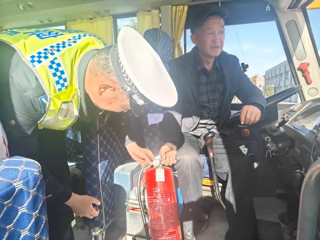 四師交警檢查校車安全 筑牢上下學安全防線 四師交警檢查校車安全 筑牢上下學安全防線