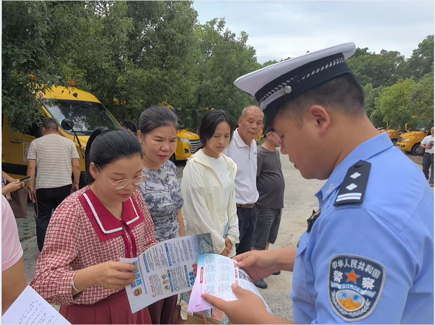 護航上學路:貴港交警聯合多部門守護校車安全 image.png