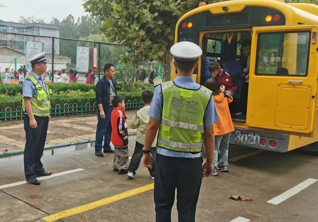 以練筑防 警校攜手開展校車應(yīng)急演練 以練筑防 警校攜手開展校車應(yīng)急演練