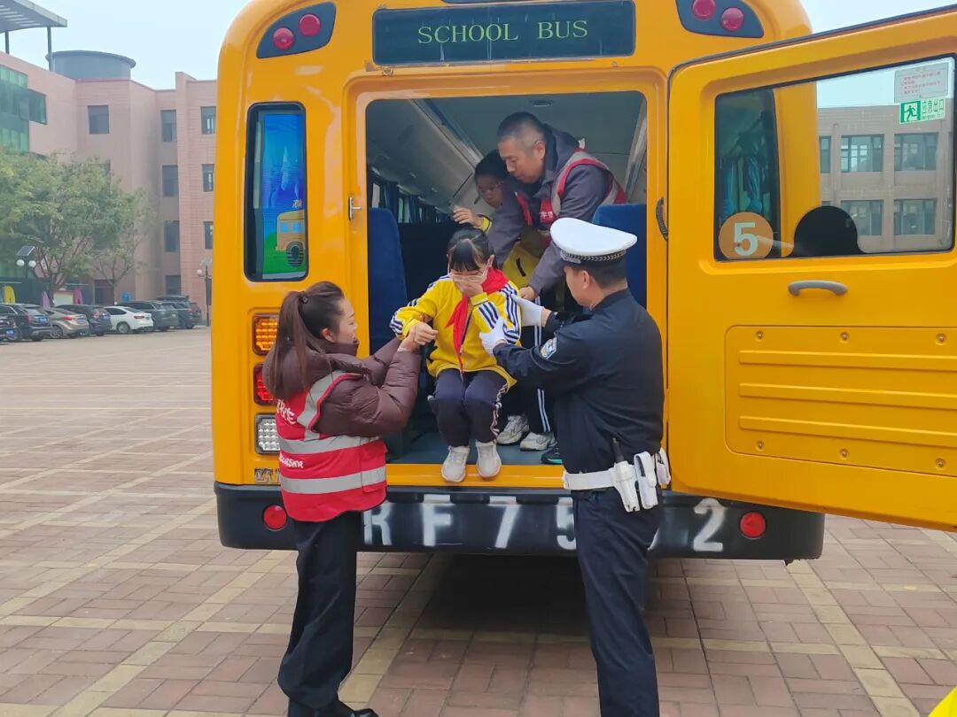 【陽光下的守護】三河公安交警進校園！校車安全演練筑牢平安防線