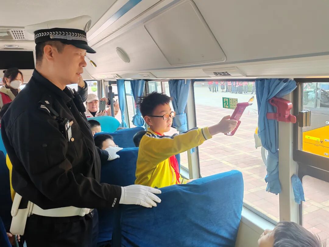 【陽光下的守護】三河公安交警進校園！校車安全演練筑牢平安防線