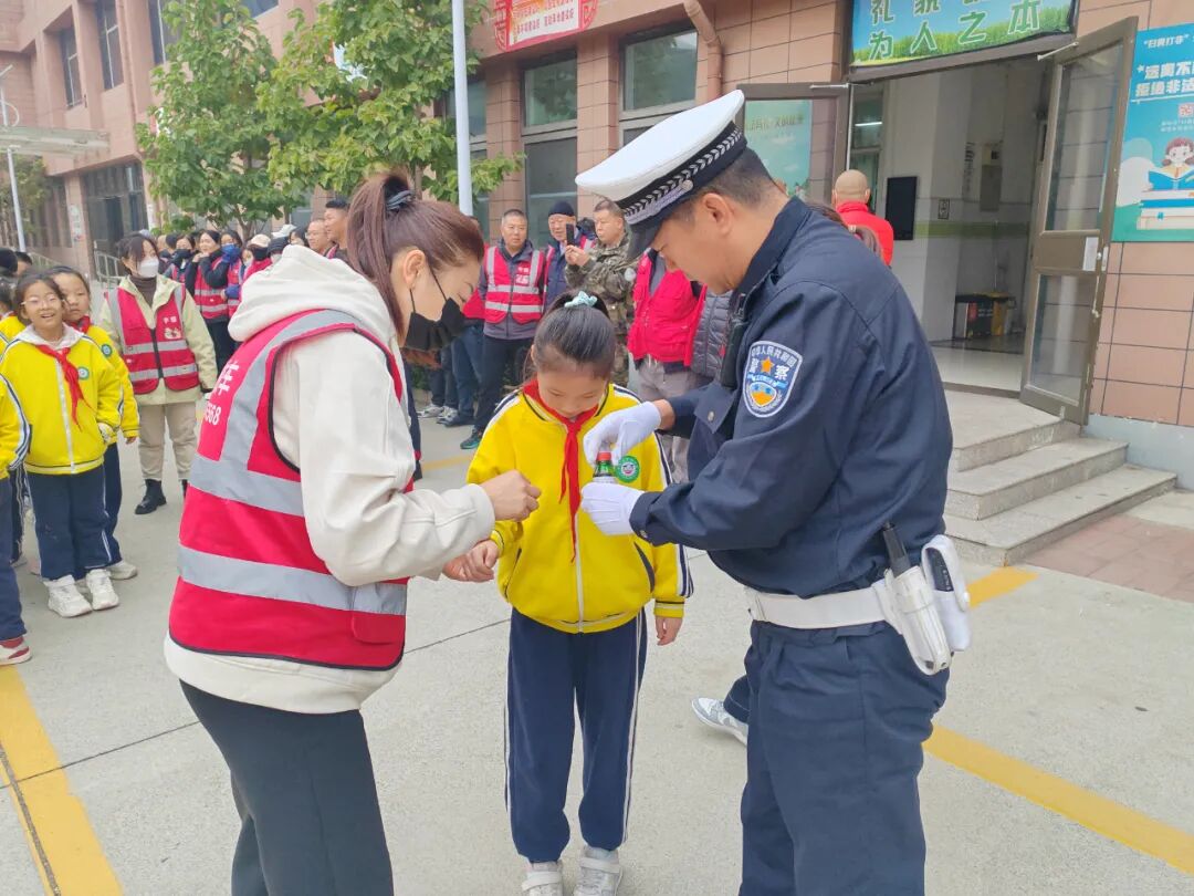 【陽光下的守護】三河公安交警進校園！校車安全演練筑牢平安防線