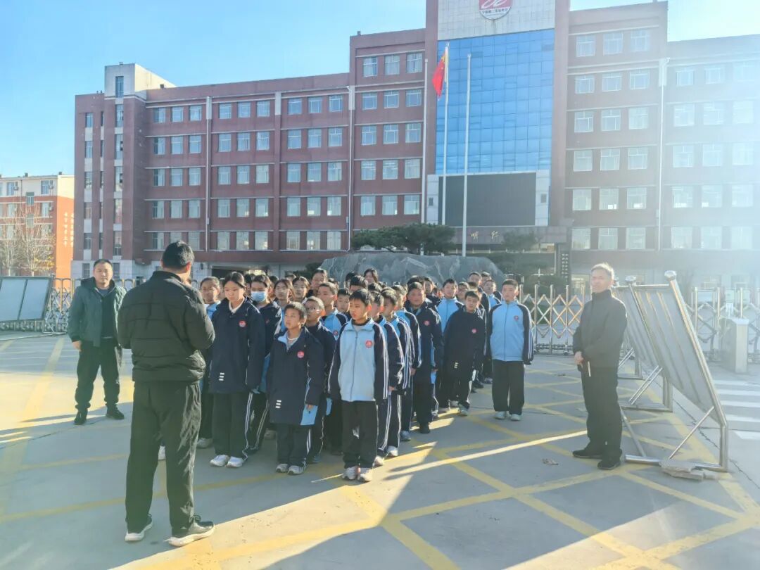 【安全教育】以練筑安,護(hù)航成長(zhǎng)——寧陽縣第二實(shí)驗(yàn)中學(xué)校車消防疏散演練活動(dòng)紀(jì)實(shí) 圖片