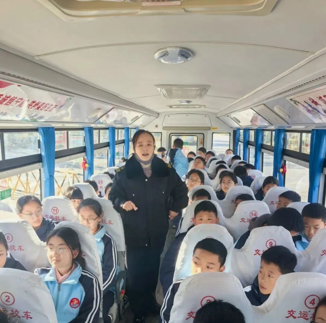 【安全教育】以練筑安,護(hù)航成長(zhǎng)——寧陽縣第二實(shí)驗(yàn)中學(xué)校車消防疏散演練活動(dòng)紀(jì)實(shí) 圖片