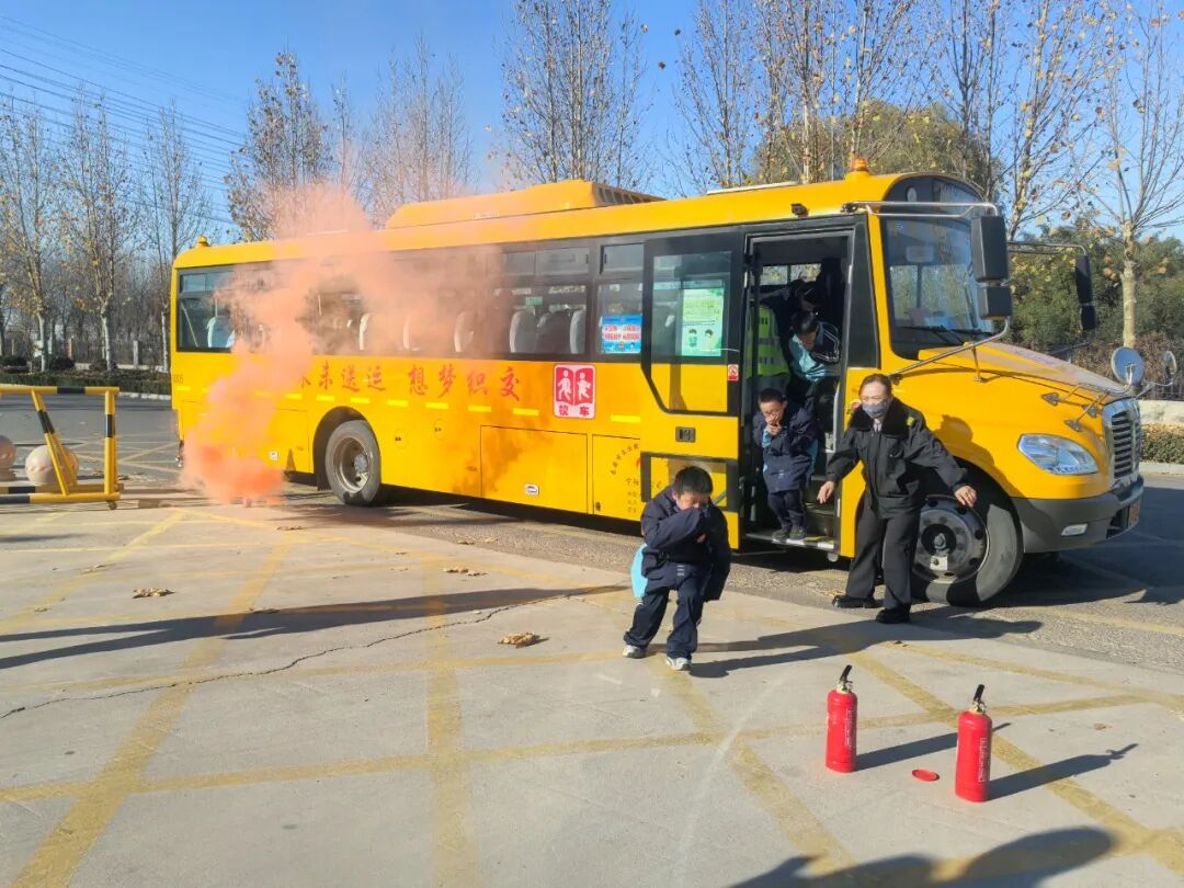 【安全教育】以練筑安,護(hù)航成長(zhǎng)——寧陽縣第二實(shí)驗(yàn)中學(xué)校車消防疏散演練活動(dòng)紀(jì)實(shí) 圖片