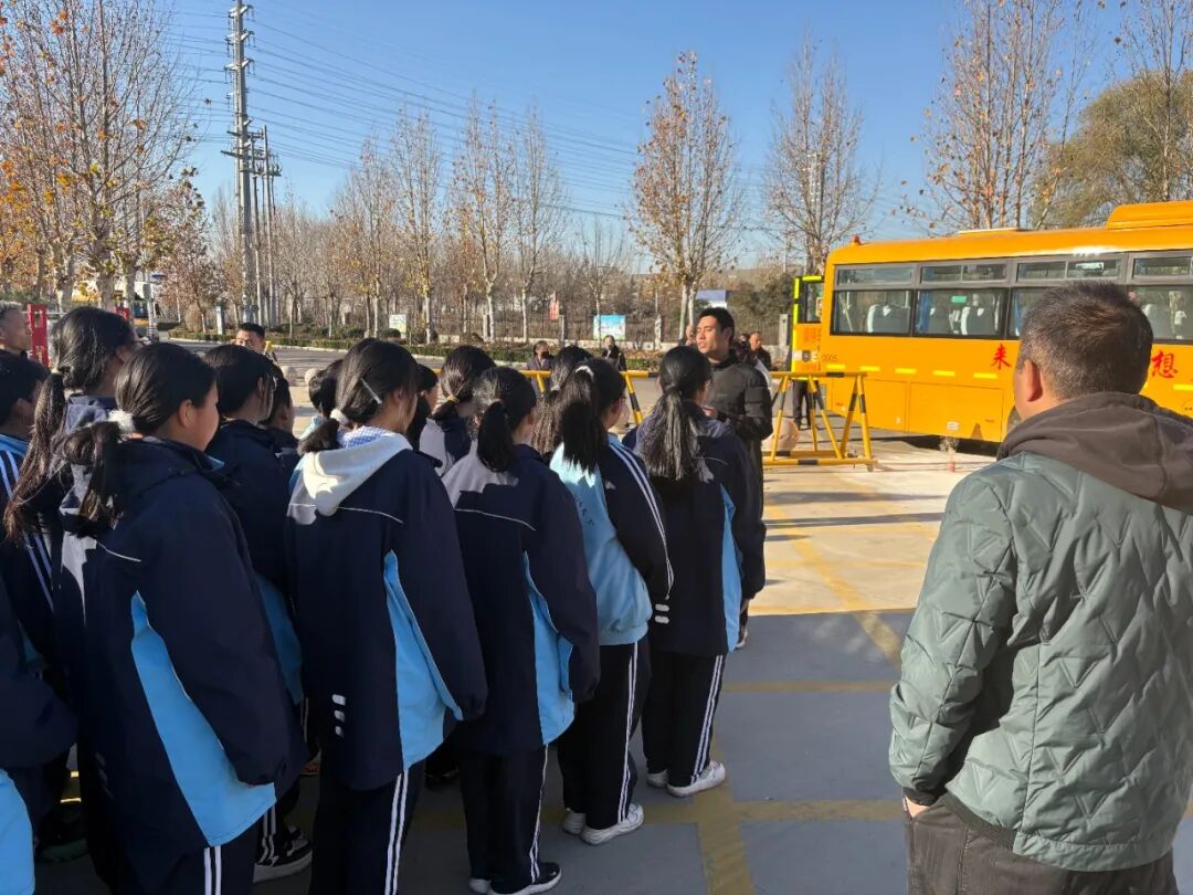 【安全教育】以練筑安,護(hù)航成長(zhǎng)——寧陽縣第二實(shí)驗(yàn)中學(xué)校車消防疏散演練活動(dòng)紀(jì)實(shí) 圖片