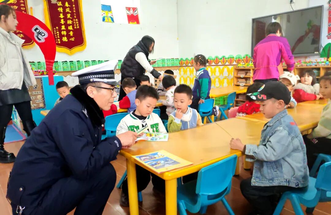 冬季行動(dòng) | 擰緊校車“安全閥” 守護(hù)學(xué)生“平安路”