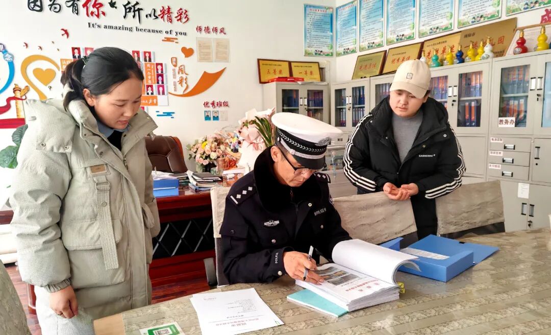 冬季行動(dòng) | 擰緊校車“安全閥” 守護(hù)學(xué)生“平安路”