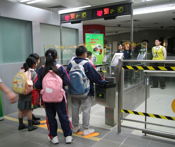 香港天水圍設聯校跨境校車網