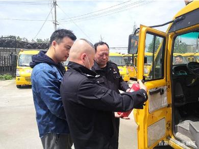 常德交警直屬二大隊:嚴守校車安全關 筑牢復學“防護網” 常德交警直屬二大隊:嚴守校車安全關 筑牢復學“防護網”
