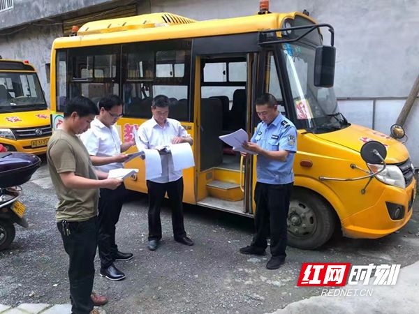 鳳凰:多部門開展校車聯合整治行動 護航校車安全 鳳凰:多部門開展校車聯合整治行動 護航校車安全