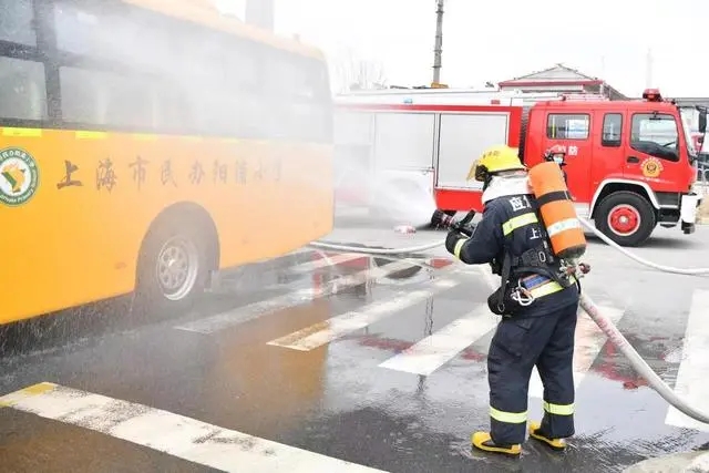 滿載學(xué)生的校車車廂內(nèi)突然冒出濃煙,怎么辦? 滿載學(xué)生的校車車廂內(nèi)突然冒出濃煙,怎么辦?