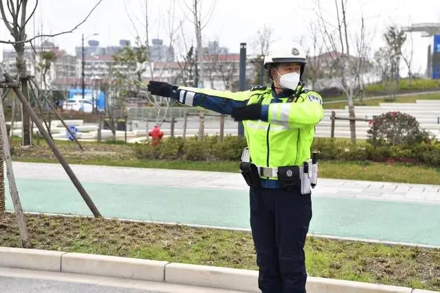 滿載學(xué)生的校車車廂內(nèi)突然冒出濃煙,怎么辦? 滿載學(xué)生的校車車廂內(nèi)突然冒出濃煙,怎么辦?