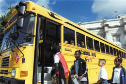 英國校車素描：法律嚴苛 NGO積極參與(圖)