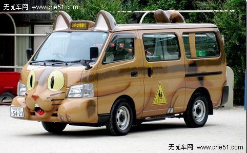 除了司機，日本的校車上多半還會有一位全程陪同的指導老師，有時候是學校里的生活老師，有時候是自愿做義工的家長。