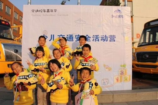 中美實力對比之校車版(圖)