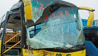 深圳龍崗區龍湖學校校車沖紅燈傷11名學生(圖) 深圳龍崗區龍湖學校校車沖紅燈傷11名學生(圖)