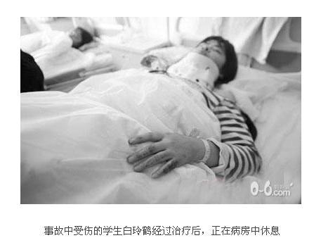 校車事故二：  

事故時間：2011年9月26日6時50分左右

事故發生地：山西省介休市靈石縣冷泉村

死亡人數：7名初中生死亡

受傷人數：2人重傷、3人輕傷

事故細節：2011年9月26日6時50分左右，山西靈石縣冷泉村一接送學生的微型面包車在108國道介休段與一輛大貨車相撞。目前山西晉中市已經成立了事故調查組，靈石縣負責事故善后工作，介休市負責傷員救治工作，具體事故原因還在調查中。

