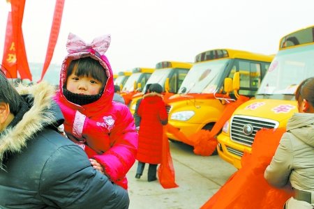 新鄭10家企業捐贈55輛愛心校車 有望明起上路 新鄭10家企業捐贈55輛愛心校車 有望明起上路