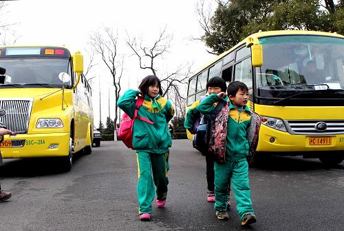 開學了記者跟孩子們坐校車/ 開學了記者跟孩子們坐校車