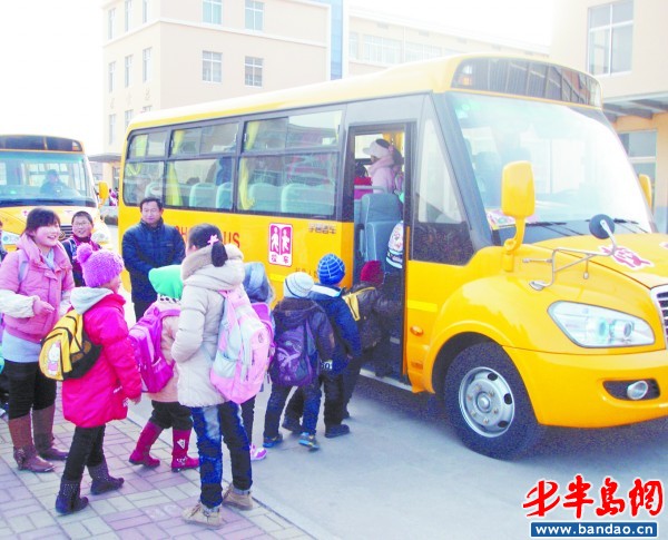 膠南“小鼻子”校車上路(圖) 膠南“小鼻子”校車上路(圖)
