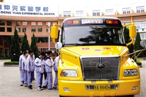 “大鼻子”校車為學生保駕護航(圖) “大鼻子”校車為學生保駕護航(圖)