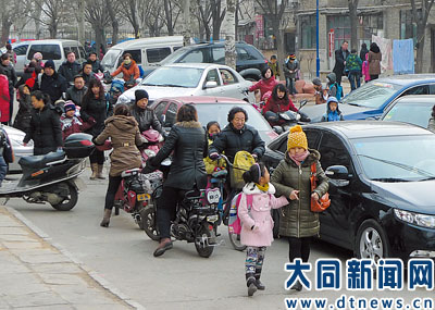 校園周圍鮮見“黑校車” 校園周圍鮮見“黑校車”