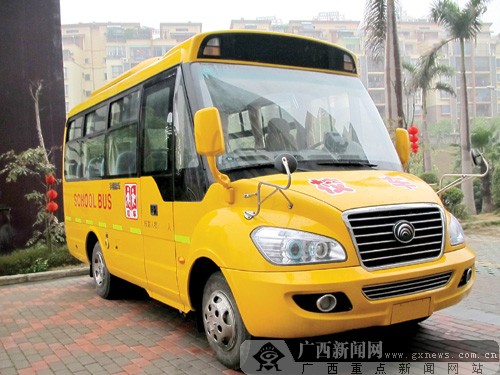 “大鼻子”校車亮相南寧 鼻子大可緩沖后設(shè)有逃生門
