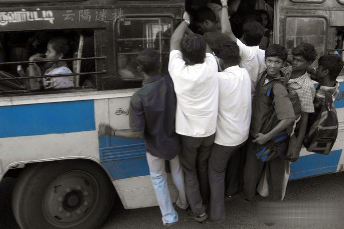 要命的印度校車 簡直就是馬路上的棺材板(圖)