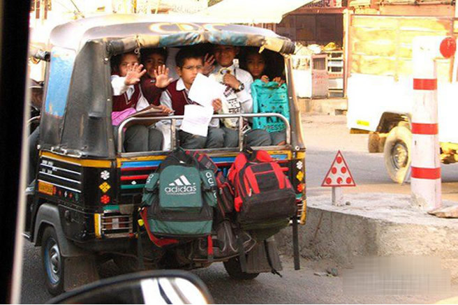 要命的印度校車 簡直就是馬路上的棺材板(圖)