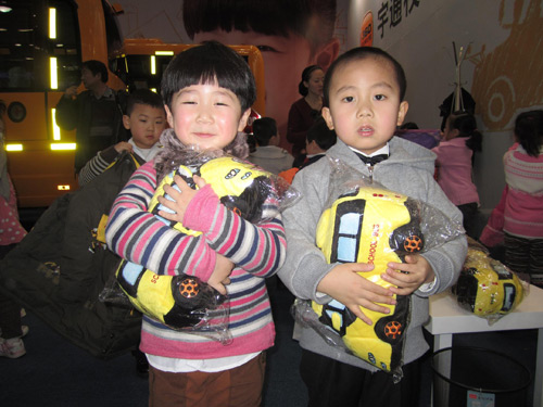 首屆中國國際校車展北京開幕 宇通360°安全解決方案備受關(guān)注 首屆中國國際校車展北京開幕 宇通360°安全解決方案備受關(guān)注