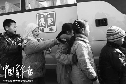 2月16日，寧夏回族自治區吳忠市南川鄉菊花臺村，小朋友排著隊準備試乘新校車。本報記者陳劍攝