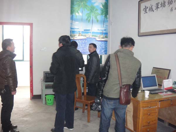 宣州區第一輛規范校車駛進軍塘幼兒園/ 宣州區第一輛規范校車駛進軍塘幼兒園