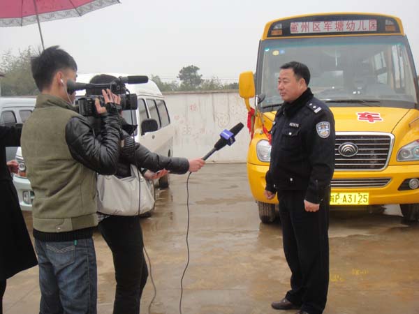 宣州區第一輛規范校車駛進軍塘幼兒園/ 宣州區第一輛規范校車駛進軍塘幼兒園